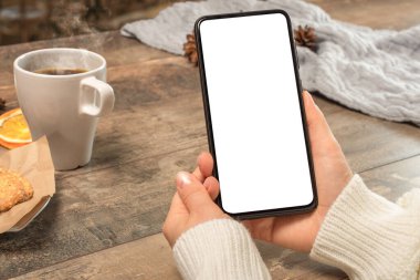 Model telefon. Cep telefonu Mockup resmi boş beyaz ekran. Kahve dükkanında cep telefonuyla el ele tutuşan bir kadın.
