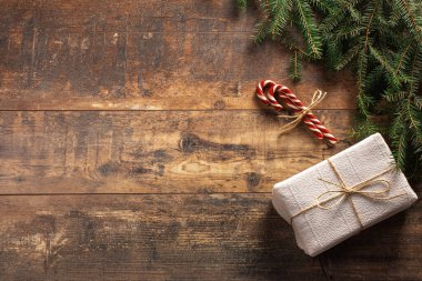 Yılbaşı kırsal tebrik kartı. Noel hediyesi kutusu, köknar ağacıyla şeker kamışı ve kırsal ahşap arka planda boş tebrik kartı. Noel ve Yeni Yıl geçmişi