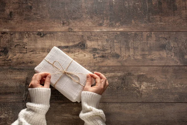 Concepto Caja Regalo Manos Suéter Sosteniendo Caja Regalo Navidad Preparación — Foto de Stock