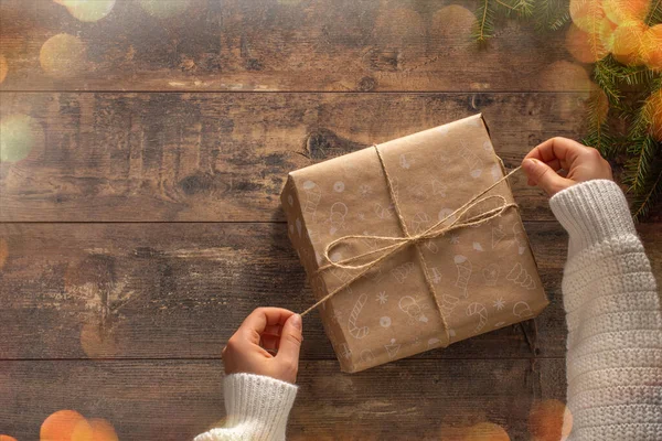 Vrouwelijke Handen Die Kerstcadeaudoos Uitpakken Vrouw Handen Uitpakken Geschenkdoos Rustieke — Stockfoto