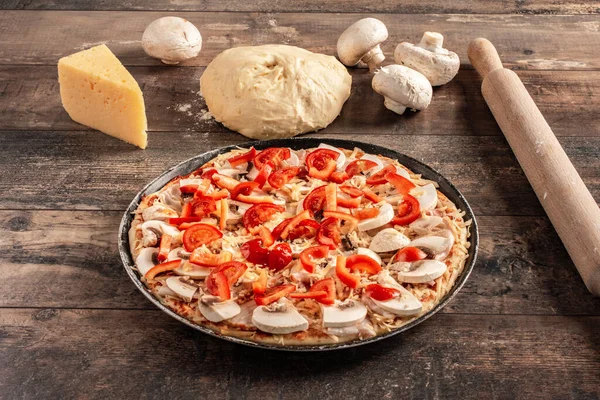Zelfgemaakte Pizza Houten Achtergrond Rauw Deeg Voor Pizza Bereiding Met — Stockfoto
