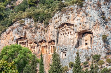 Eski kalıntılar. Kayalıklardan oyulmuş mezarlar. Türkiye 'nin Dalyan kenti yakınlarındaki Kaunos Kralları Mezarları. Türk Lycian mezarları - dağlarda antik mezarlıklar