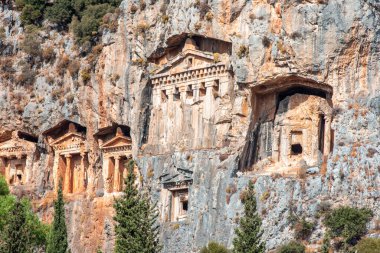 Antik Caunos kasabasının ünlü Lycian Mezarları, Dalyan, Türkiye