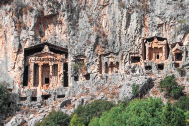 Kaunos 'un Güney Türkiye' deki Dalyan yakınlarındaki Lycian Rock Mezarları. Türk Lycian mezarları - dağlarda antik mezarlıklar