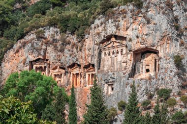 Kayadaki antik Lycia krallarının mezarları. Antik Caunos Şehri 'nin Meşhur Lycian Mezarları, Dalyan, Türkiye