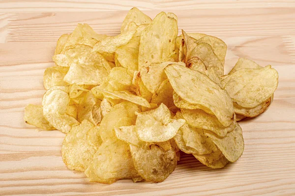 Patatine Fritte Mucchio Patatine Tavolo Legno Patatine Croccanti Concetto Cibo — Foto Stock