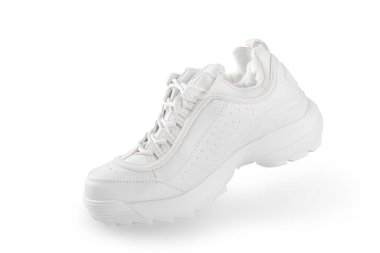 Beyaz spor ayakkabı. Beyaz arka planda izole edilmiş beyaz bir spor ayakkabı. Yürüme sürecinin simülasyonu. Hareket halinde. spor ayakkabı konsepti