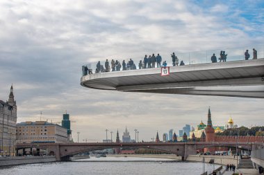 Zaryadye Parkı 'ndaki yükselen köprünün manzarası ve arka planda kremlin olan Moskova Nehri seti. Moskova 'nın mimarisi