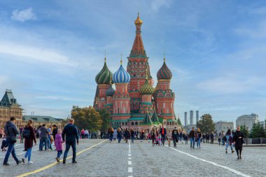 MOSKOW, Rusya - 18 Kasım 2020: St. Moskova 'daki Kızıl Meydan' daki Basil Katedrali ve maskesiz dolaşan bir sürü insan.