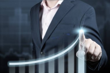 İşadamı ok işaretli ok grafiği kurumsal gelecek büyüme planı ve artış yüzdesi. Koyu mavi arkaplanda büyümeyi gösteren Grafiklere Dokunan İşadamı