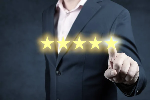 ビジネスマンは５つ星を与えます 企業の評価を高めるために5つ星の視覚シンボルを指すビジネスマン 5つ星評価 満足フィードバック — ストック写真