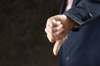 İşadamı baş parmağıyla el hareketi yapıyor. Başparmaklarını gösteren ya da hoşlanmayan ya da jest sıkıcı iş görüşmeleri başarısız olan bir adam. iş fikirleri, sorunlar veya engeller kavramı