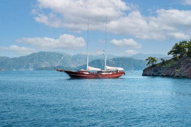 New Providence, Nassau, 29 Kasım 2020: Lüks yelkenli gemi, iki direk, turkuaz deniz ile tropikal egzotik adaya demir attı. Karayipler 'de tatil