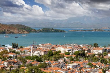 Fethiye şehri panoraması. Popüler turizm kenti Fethiye 'nin ve Akdeniz Körfezi' nin havadan görünüşü. Şehir manzarası, Fethiye, Mugla, Türkiye