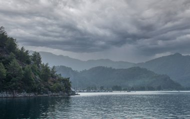 Güzel, cennet gibi bir dağ manzarası. Bulutlu gökyüzünde inanılmaz bir dağ manzarası, doğal arka plan seyahati. Dağlı güzel bir manzara..