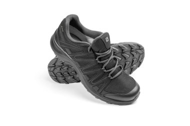 Moskova, Rusya - 19 Aralık 2018: Salomon XA TICAO GTX siyah spor ayakkabıları beyaz arka planda. Düz kontak yap. zar Gore-Tex