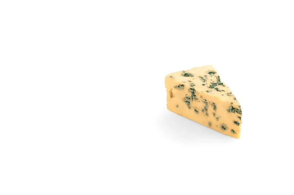 三角形のチーズ型です ブルーチーズ 白い背景に隔離された型を持つ柔らかいブルーチーズドールブルーの縁 — ストック写真