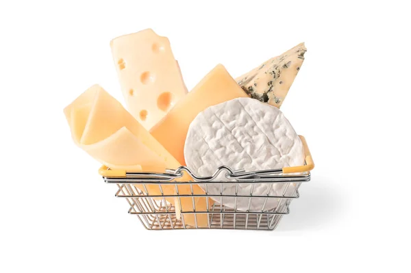 チーズ入りの食料品バスケット 買い物かごにはチーズがたくさん入っています 小さなショッピングバスケットにチーズの異なる品種を断片 スーパーマーケットのカートでチーズの品種 — ストック写真