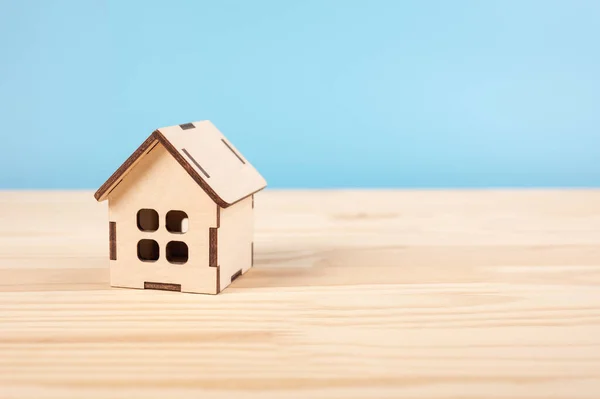 Casa Brinquedo Mesa Madeira Azul Baclground Hipoteca Propriedade Seguro Sonho — Fotografia de Stock