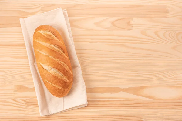 面包放在木制桌子的背景上 整块面包模板自制面包配方 面包的成本取决于谷物收获的概念 成本或配方概念 复制空间 顶部视图 — 图库照片