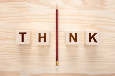 Kavramı düşün. Tahta arka planda düşün. Kelimesi kelimesine bir kalem. Liderlik ve eşsizlik kavramı. Kalabalıktan uzak dur. Farklı olmaya cesaret et.