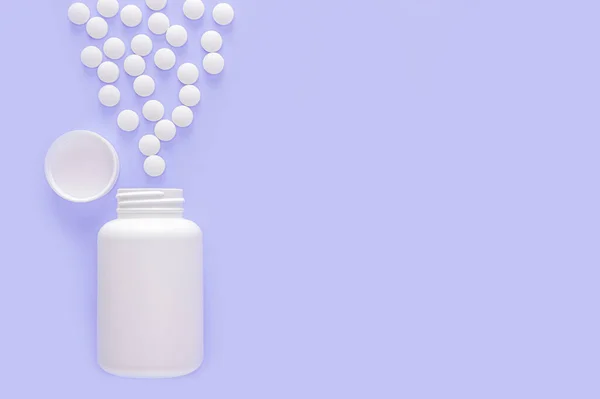 散乱処方白薬のトップビュー コンテナ キャップ 白い容器と白い錠剤が色の背景に散在しています ヘルスケア 医薬品の概念 Copy Space — ストック写真