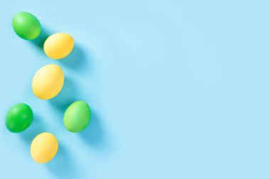 Mutlu Paskalyalar. Renkli Paskalya yumurtaları. Düz yat. Renkli, pastel renkli, el boyalı Paskalya yumurtaları.