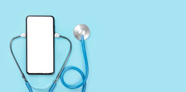 Steteskopla telefonun modeli sağlığını kontrol ediyor. Hastanla çevrimiçi tıbbi klinik iletişimi. Teletıp konsepti.. doktor online danışma konsepti