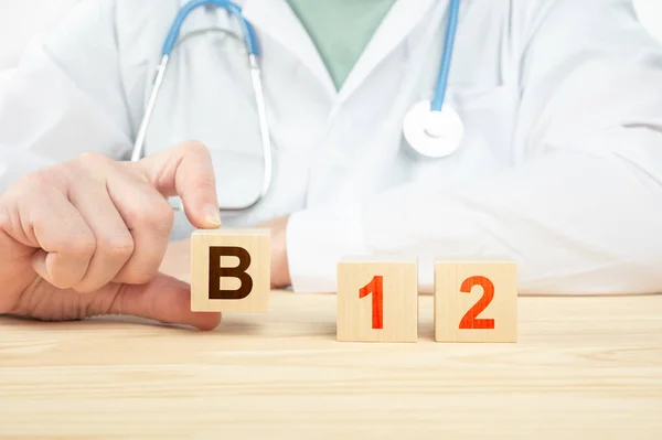 Lékař Doporučuje Užívat Vitamin B12 Doktor Mluví Výhodách Vitamínu B12 — Stock fotografie