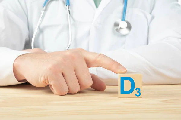人体必需的维生素和矿物质 医生建议服用维生素D 医生谈论维生素D3的好处 D3维生素 健康概念 木材立方体上的D字母表 — 图库照片