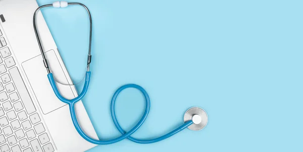 Klawiatura Laptopa Stetoskop Niebieskim Tle Medycyna Online Konsultacja Online Lekarza — Zdjęcie stockowe