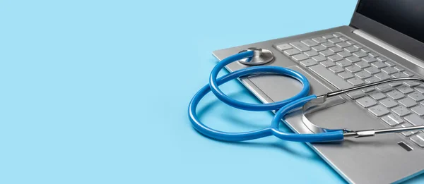 Laptop Komputer Stetoskop Medyczny Izolowane Niebieskim Tle Koncepcja Telezdrowia Konsultacja — Zdjęcie stockowe