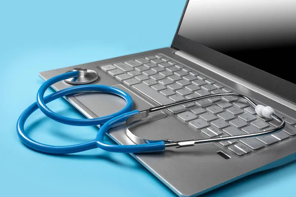 Stetoskop Klawiaturze Laptop Niebieskim Tle Nowoczesna Technologia Medyczna Sofware Rozwija — Zdjęcie stockowe
