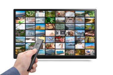 Çevrimiçi TV, Streaming VOD servis konsepti. Erkek, uzaktan kumandayı tutuyor. Televizyon yayını videosu. Medya televizyonu isteniyor. beyaz arkaplanda izole