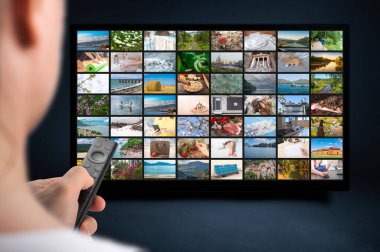 Uzaktan kumanda kimde? VoD içerik sağlayıcı konsepti. Televizyon yayını video konsepti. Medya TV 'nin talep teknolojisi videosu. İnternet üzerinden yayın yapan multimedya ile çevrimiçi Video servisi