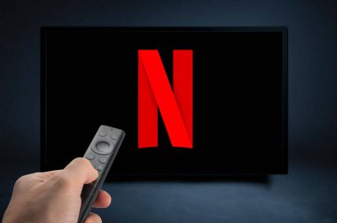 ABD, NEW YORK 2 Şubat 2021: NEW Netflix Logo ile Nvidia Sheild TV Uzaktan Kumandası, Netflix, Netflix, Netflix ve TV serilerinin tanınmış küresel sağlayıcılarındandır.