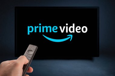 ABD, NEW YORK 2 Şubat 2021: Nvidia Sheild TV Uzaktan Kumandası ve Amazon Prime Video Logo, Amazon Prime Video Videosu ile birlikte yayınlanan dünya çapında tanınmış film ve televizyon dizisi sağlayıcısıdır.
