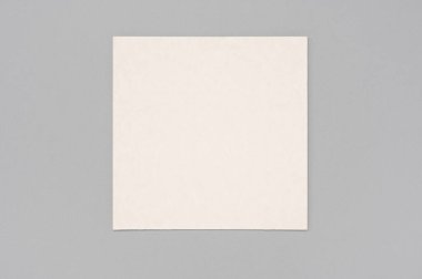 Tarafsız bir renk masasında Gölgeli Bir Kare Kağıt Kartın Modeli. Minimalist tasarım. Metin için boşluk