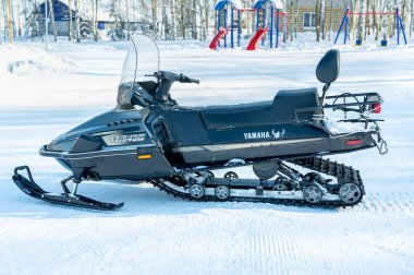 Moskova, Rusya 23 Şubat 2021: Kar aracı Yamaha, model Viking 540 kar üzerinde duruyor