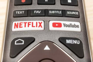 MOSCOW, RUSSIA - 6 MAR, 2021: Youtube ve Netflix tuşları uzaktan kumandada. Netflix ve YouTube tuşları uzaktan kumandada. Android TV evi. YouTube ve Netflix gibi yardımcı işlevleri olan akıllı TV uzaktan kumandası
