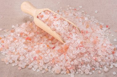 Pembe Himalaya tuzu. Yakın plan Himalaya Pembe Kaya Tuzu Tahta kaşıkta siyah arka planda. Üst Manzara. Yüksek açılı Himalaya Tuzu Masada Tahta Kaşıklı