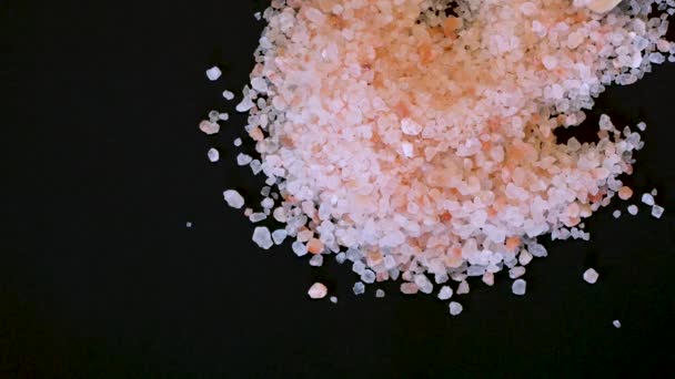 Rosa Himalayasalt Himalayan Rosa Rock Salt Trä Sked Svart Bakgrund — Stockvideo