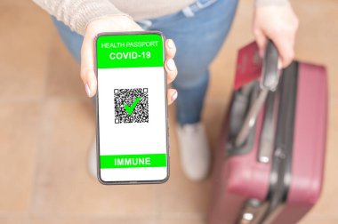 Covid 19 aşı pasaport konsepti. Sağlık pasaportlu güvenli seyahat konsepti ve COVID-19 test sonuçları, gezginler için yeni normal kavramı. Kişi sağlık kartına sahip