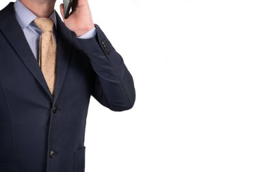 İş adamı cep telefonuyla konuşuyor. Yüzü görünmüyor. Takım elbiseli bir adam elinde cep telefonu tutuyor. beyaza ayrılmış