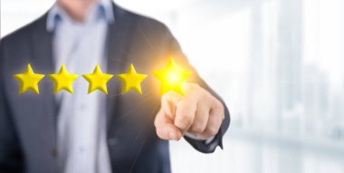 5 yıldızlı değerlendirmeye işaret eden insan işadamı, kostüm geribildirim konsepti - 5 yıldızlı. Takım elbiseli bir adam beş yıldız veriyor. Derecelendirme konsepti. Ofis arkaplanı bulanık