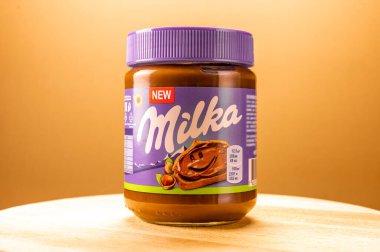 Moskova, ABD - 18 Nisan 2021 'de fındıklı yeni sütlü çikolata ezmesi kavanozu. Milka, Mondelez International 'a ait bir çikolata markası..