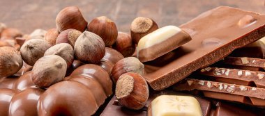 Fındıklı çikolata. Fındıklı çikolata yığını. Barların ve farklı süt parçalarının bileşimi ve fındıklı koyu çikolata.