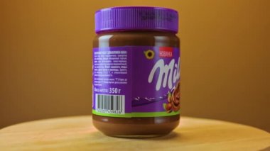 Fındıklı ve fındıklı bir kavanoz yeni sütlü çikolata ezmesi. Milka, Mondelez International 'a ait bir çikolata markası..