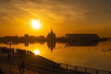Şehir manzarası. Nehir ve gün batımı. Volga ve Oka nehirlerinin birleştiği gün batımında Nizhny Novgorod şehri. Nizhny Novgorod 2021 'de 800 yaşındaydı.