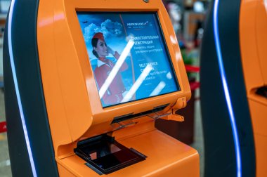 MOSCOW, RUSSIA - 06 Mayıs 2021: Sheremetyevo havaalanına giriş için Aeroflot Havayolları sayacı. self servis makinesi ve kontrol için havaalanındaki masa kioskuna yardım, biniş kartı.